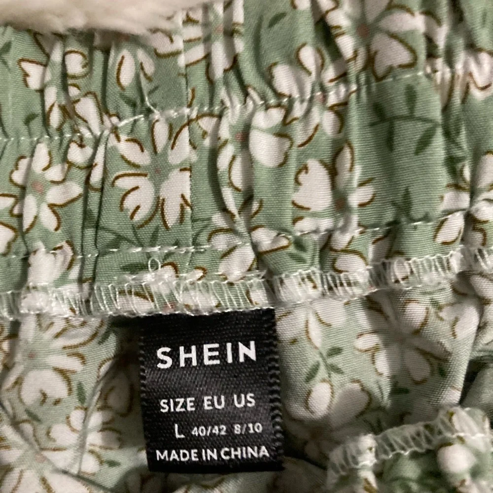 SHEIN Green Floral Patterned Apparel - Picture 2 of 5